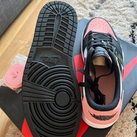 Air Jordan 1 Retro Low OG - Picture 6 of 6